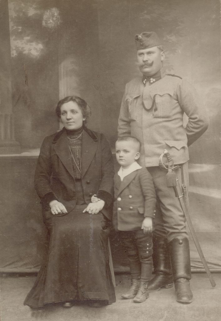 Jozef Kadvan na rodinnej fotografii pred odchodom na front (1914)